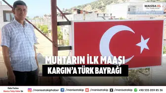Manisa Ahmetli Kargın’da muhtar ilk maaşıyla Türk bayrağı diktirdi
