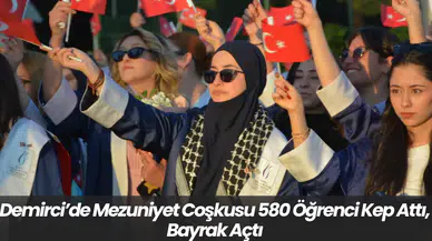 Demirci’de Mezuniyet Coşkusu 580 Öğrenci Kep Attı, Bayrak Açtı