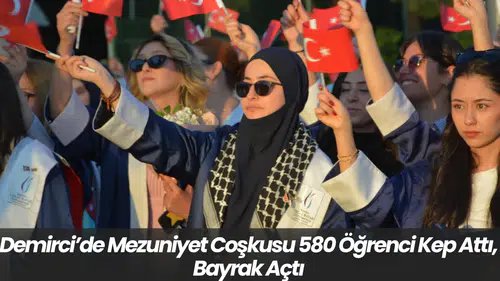 Demirci’de Mezuniyet Coşkusu 580 Öğrenci Kep Attı, Bayrak Açtı