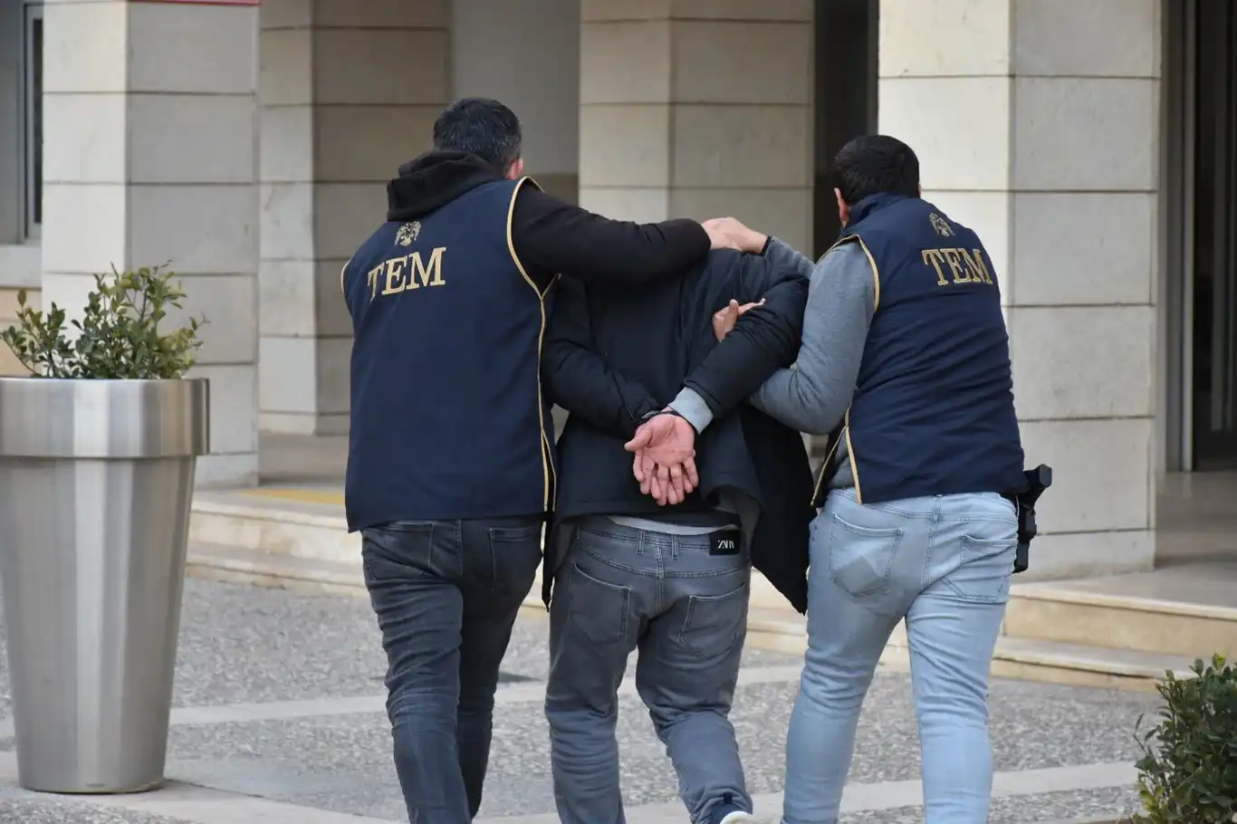 İzmir merkezli FETÖ operasyonunda 31 kişi gözaltına alındı