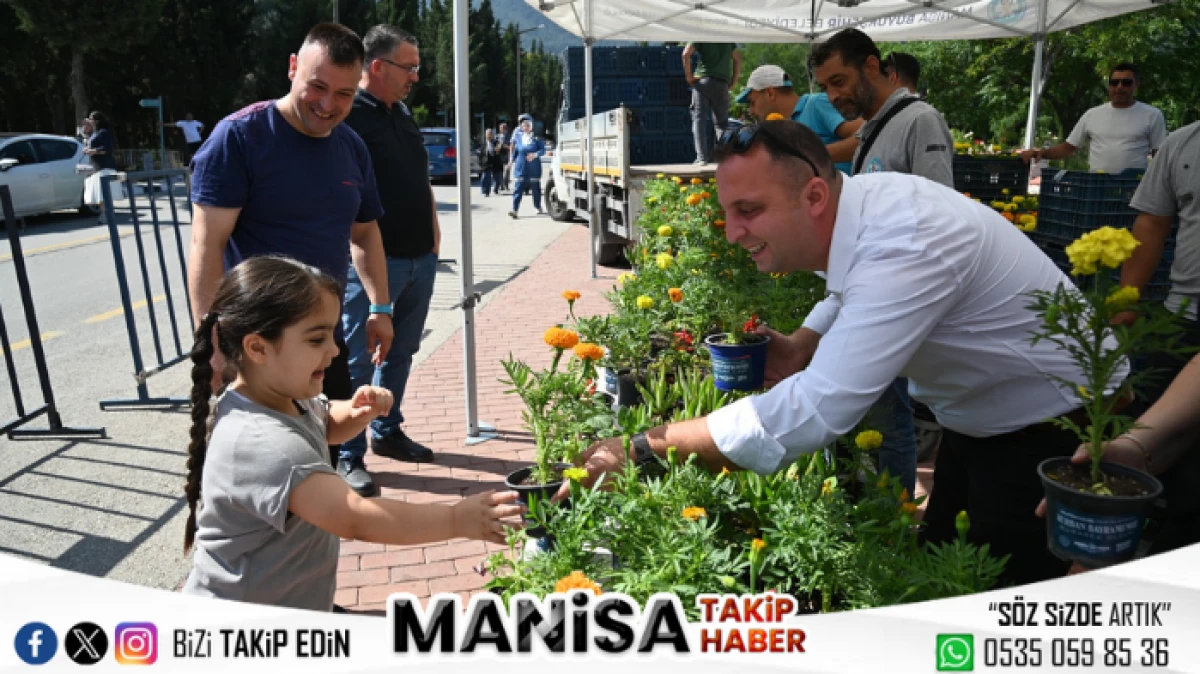 Manisa Büyükşehir’den Bayram Arifesinde Anlamlı Çiçek Dağıtımı