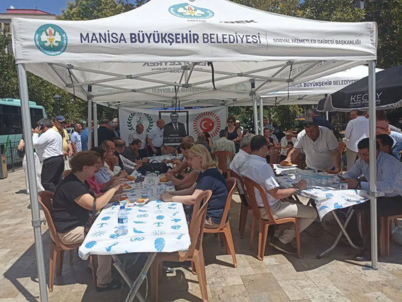 4 kişi ve yazı görseli olabilir