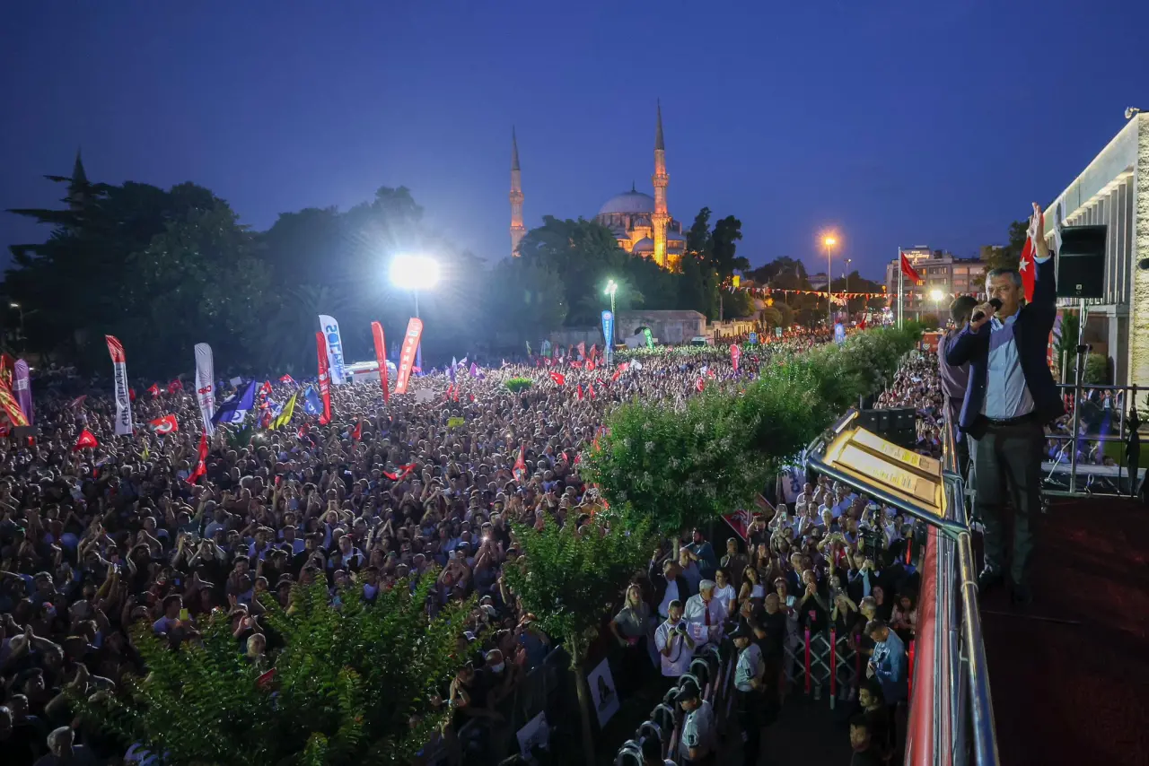 1 kişi, kalabalık ve yazı görseli olabilir