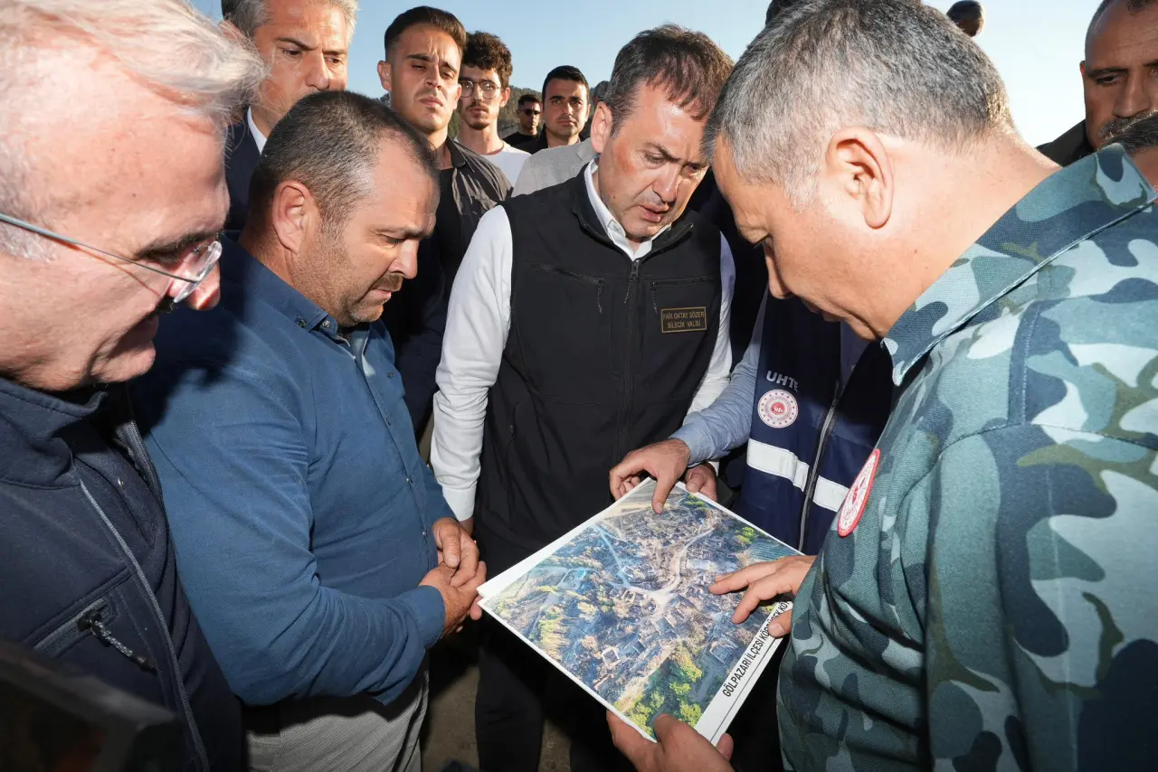 3 kişi, harita ve yazı görseli olabilir