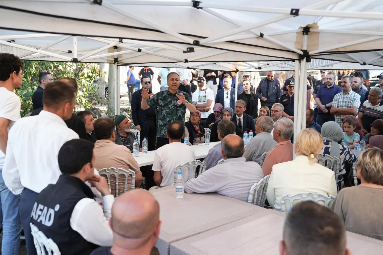 8 kişi, kalabalık ve yazı görseli olabilir