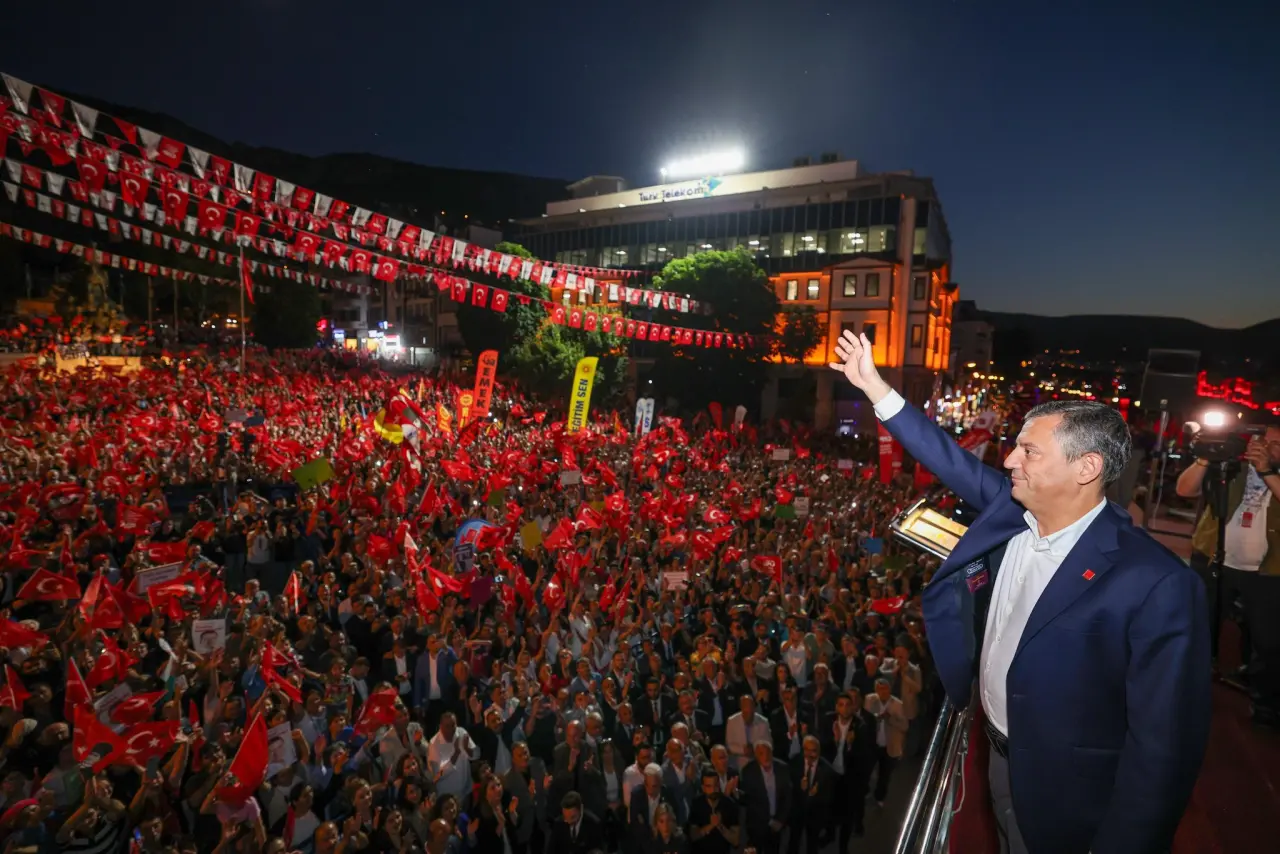 2 kişi, kalabalık ve yazı görseli olabilir