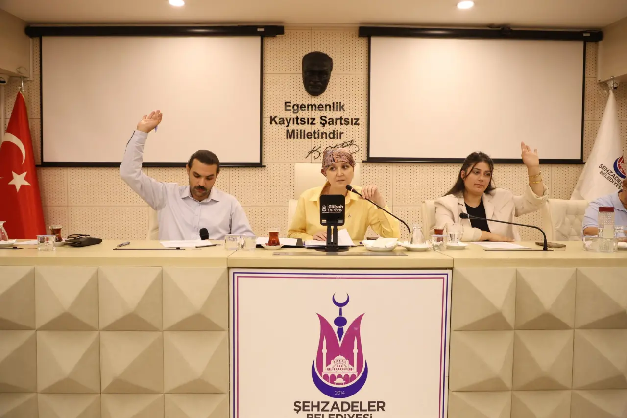 3 kişi, haber odası ve yazı görseli olabilir