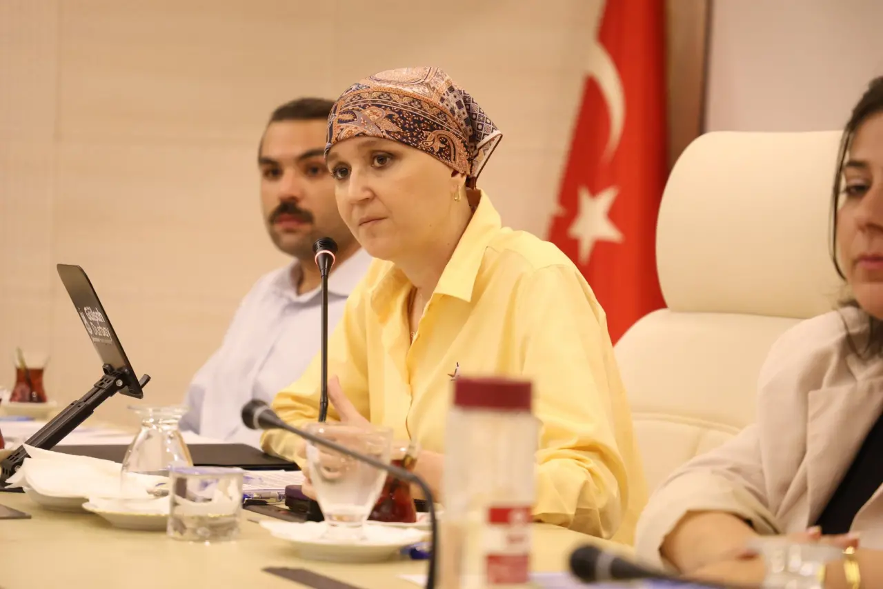 3 kişi ve yazı görseli olabilir
