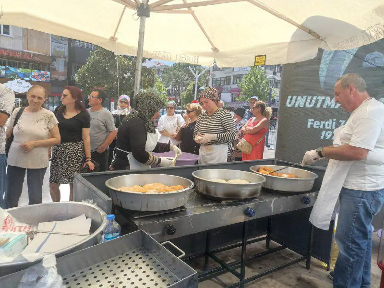 8 kişi, paella ve yazı görseli olabilir