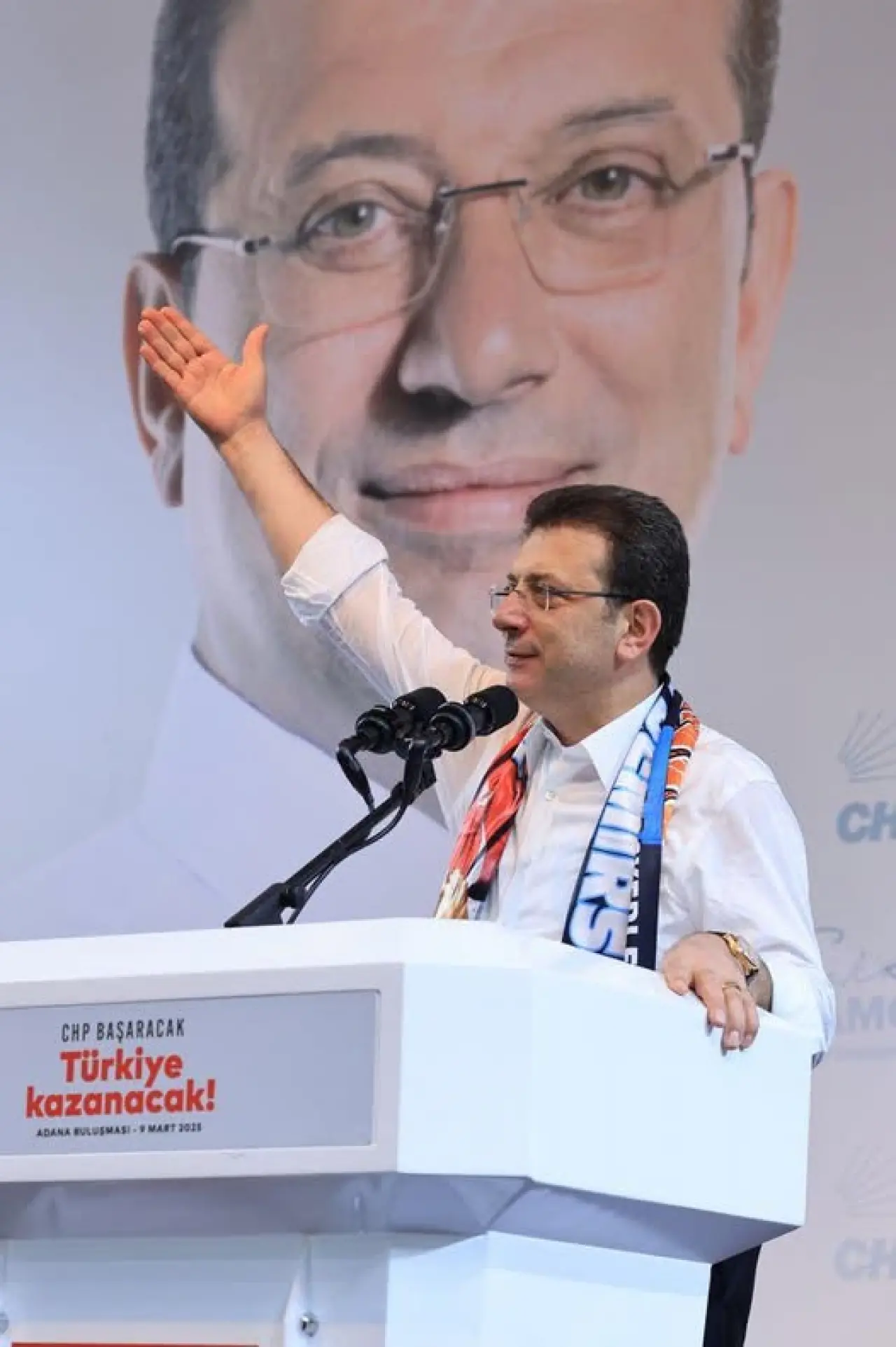 1 kişi, kürsü ve şunu diyen bir yazı 'c CKP BAŞARACAK Türkiye kazanacak! ADANA BULUŞMASI MART 1025 SHIWEY ל4לבי CH' görseli olabilir